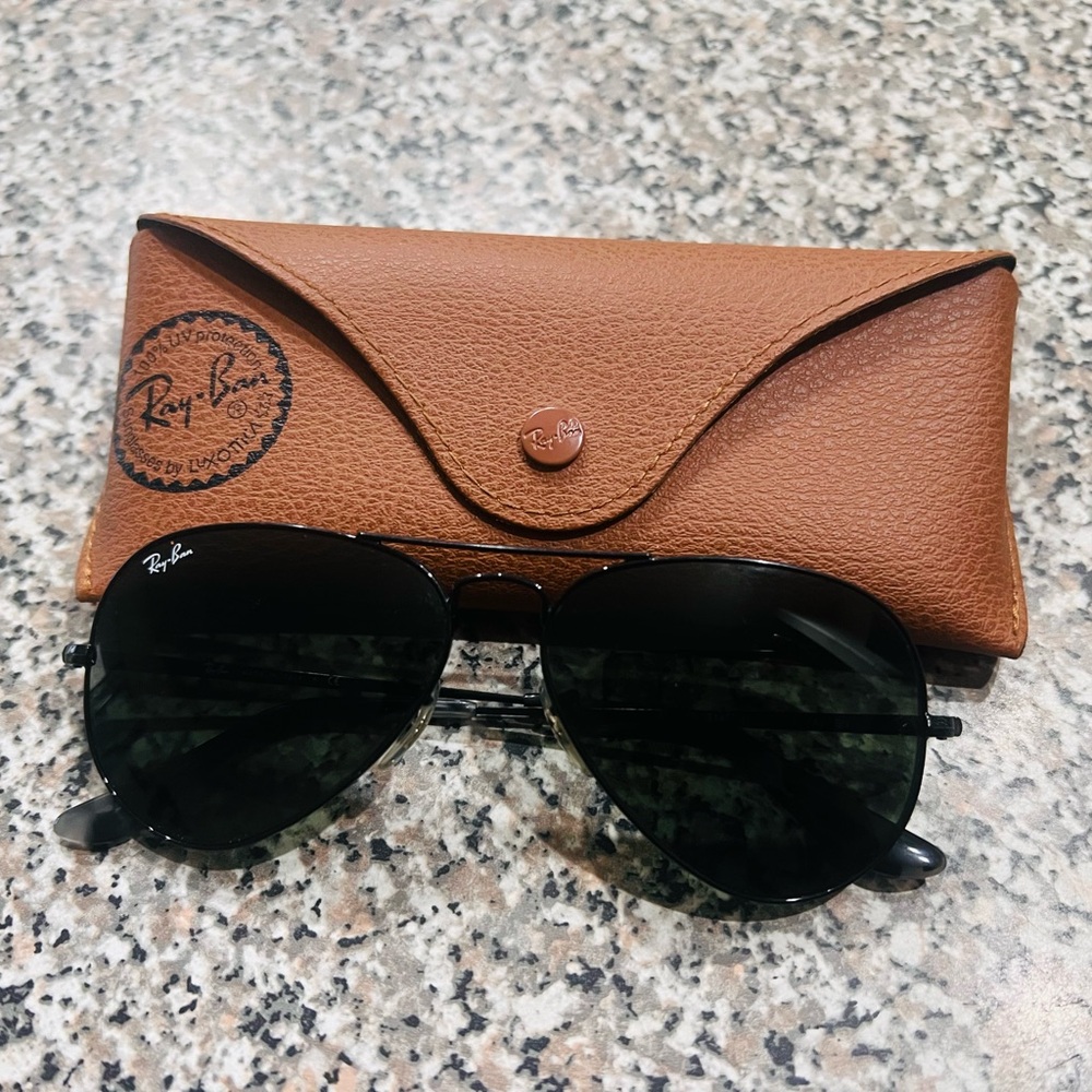 Ray-Ban Black Aviator Sunglasses with Tan Case